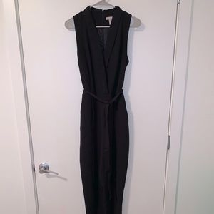 Women’s sleeveless jumpsuit with collar and tied waist